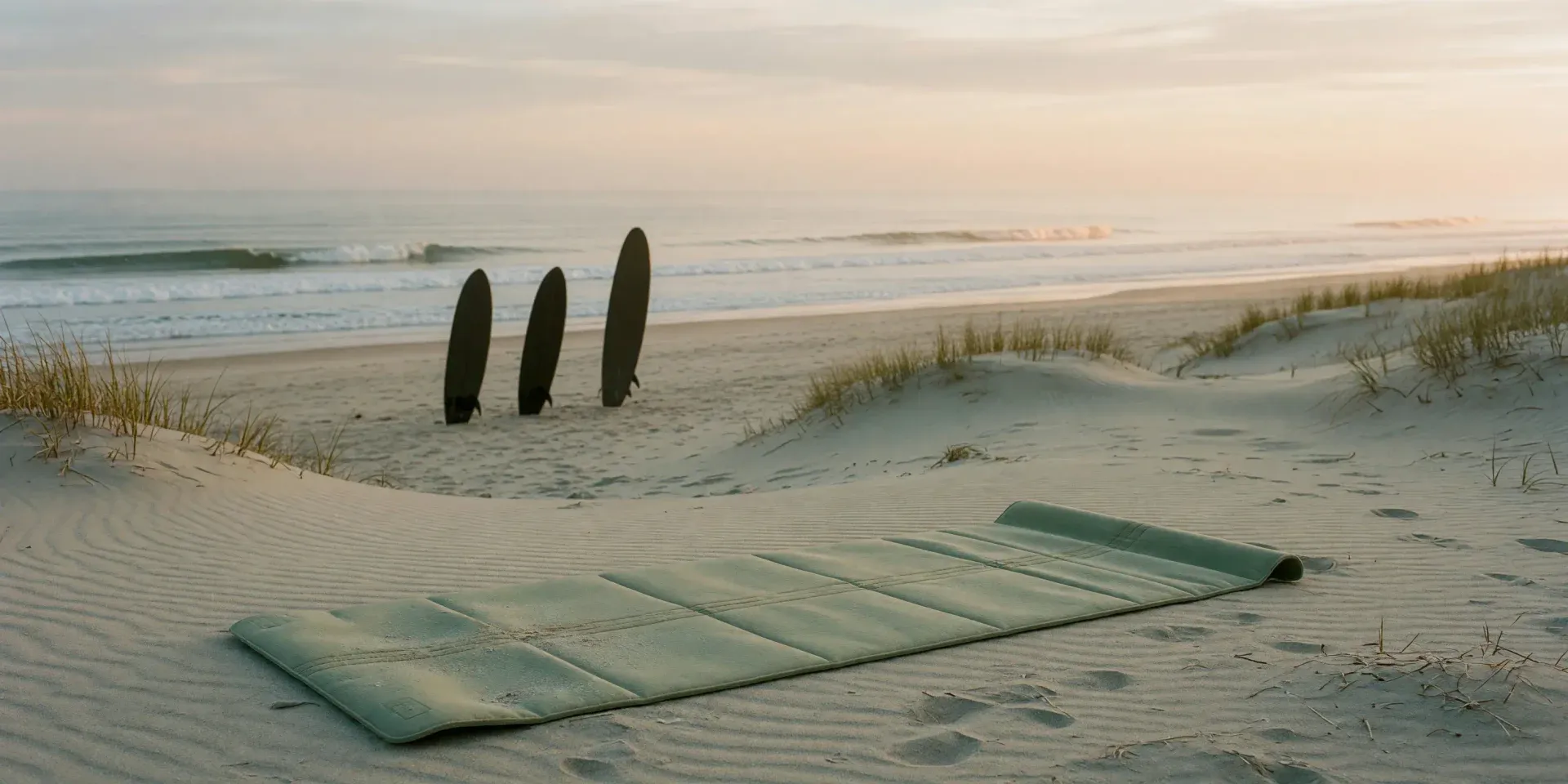 Esterilla de pilates en las dunas de Somo con olas al fondo